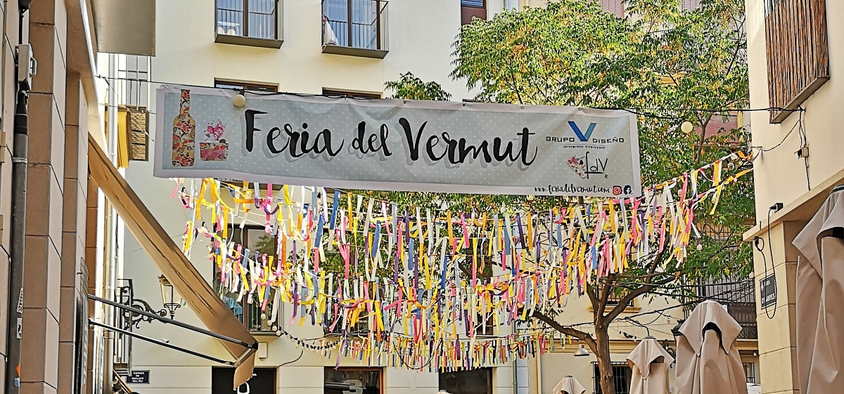 Ob Wermut, Vermut, Vermú oder Vermouth - die Tradition des Wermuts, dem beliebten aus Kräutern zubereiteten Aperitifs ist nach Spanien zurückgekehrt, um zu bleiben. Wir verkosten das kultige Getränk auf der Fería del Vermut in Valencia.