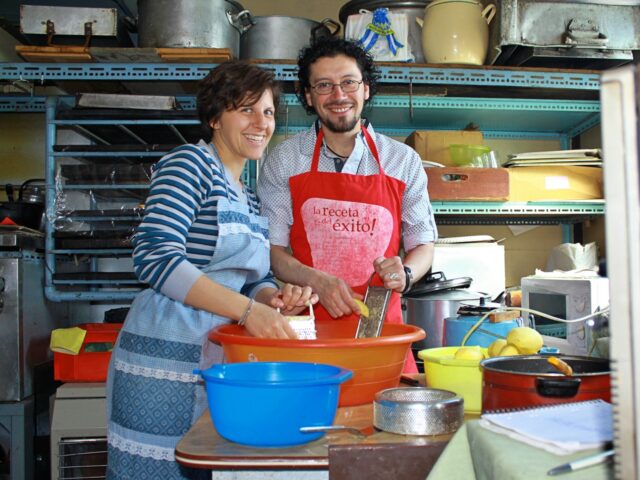 Alejandro und ich werden zum Reiben der rohen Erdäpfel eingeteilt - das stellt sich als Schwerstarbeit bei einer Menge von 2,5kg heraus.