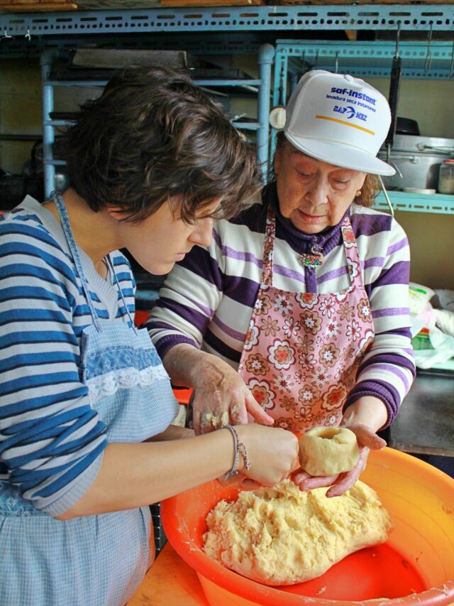 Oma Elfega zeigt mir, wie ich die Milcaos zu formen habe, um sie mit Chicharonnes füllen zu können.