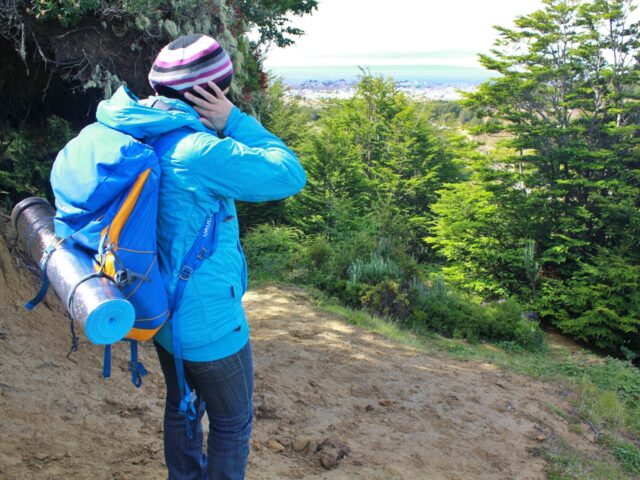 Ein schöner sonniger Tag für einen Ausflug in die Natur, doch der starke, selbst für Patagonien atypische Wind dämpft die Freude ein wenig. Von unserem windgeschützten Picknickplatz aus hat man einen wunderbaren Ausblick auf die Stadt.