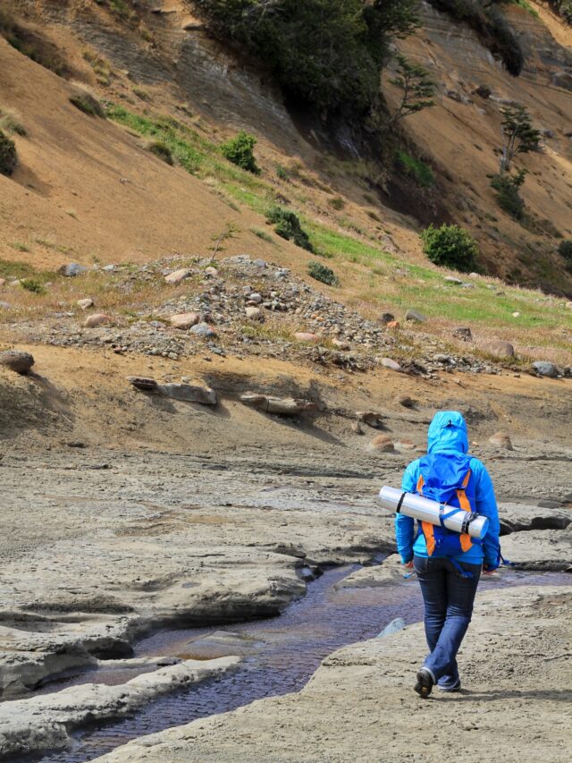 Auf dem Rückweg wandern wir durch das breite, zur Zeit trockene Flussbett. Wieder heult der Wind mit all seinen Kräften.