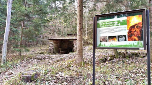 Die Hohe Wand wird seit jeher bewirtschaftet. Einige der alten Plätze sind noch gut erhalten und werden ebenso wie die alten Berufe wie zB. dem Pecher, jetzt dem Besucher mit historischen Geschichten näher gebracht.