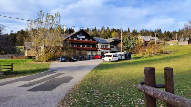 Auf der Hohen Wand gibt es viele Gastbetriebe, die zu einer Pause und kleinen Stärkung einladen, wie hier zB. der Gasthof Postl.