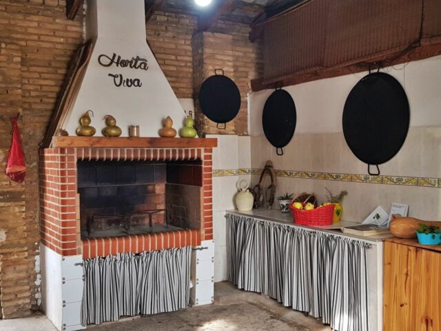 Am Hof von Miguel werden wir herzlich Willkommen geheißen. Die Pfannen am der Wand geben uns schon den ersten Hinweis auf die Zubereitung der Paella.