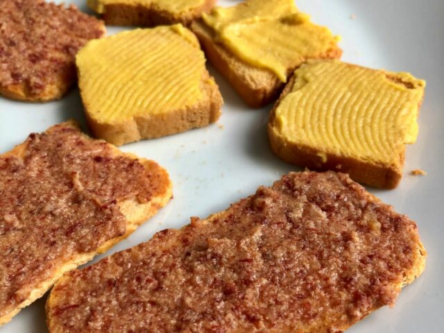 Während die Paella köchelt, serviert Miguel regionale und teilweise sogar hausgemachte Tapas. Neben Oliven gibt es auch Brot mit Tomaten- und Safranaufstrich. 
(Fotocredit: © Elena Paschinger)