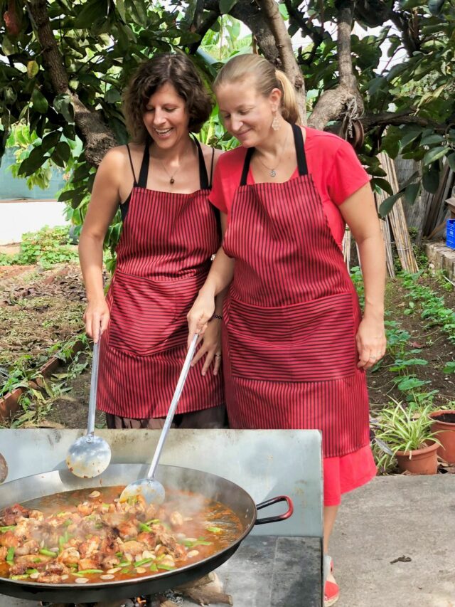 Mit einer extra Portion Liebe rühren Elena und ich die Zutaten in der Pfanne. Daher wird sie nachher umso besser schmecken 😍
(Fotocredit: © Elena Paschinger)