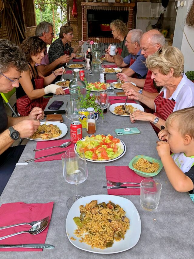 Nach zwei Stunden Vorbereitungszeit dürfen wir unsere Paella Valenciana nun probieren. Mmmmhhhh, ein Gedicht! 
(Fotocredit: © Elena Paschinger)