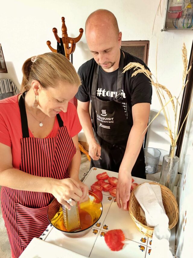 Miguel zeigt Elena, wie sie am einfachsten die Tomaten fein reibt.