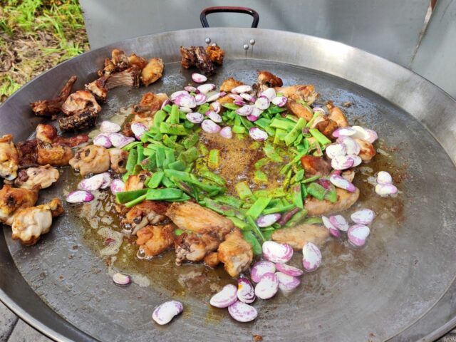 Nachdem das Fleisch gar ist, gesellt sich das Gemüse in die Pfanne dazu und wird mit dem Tomatenbrei aufgegossen.