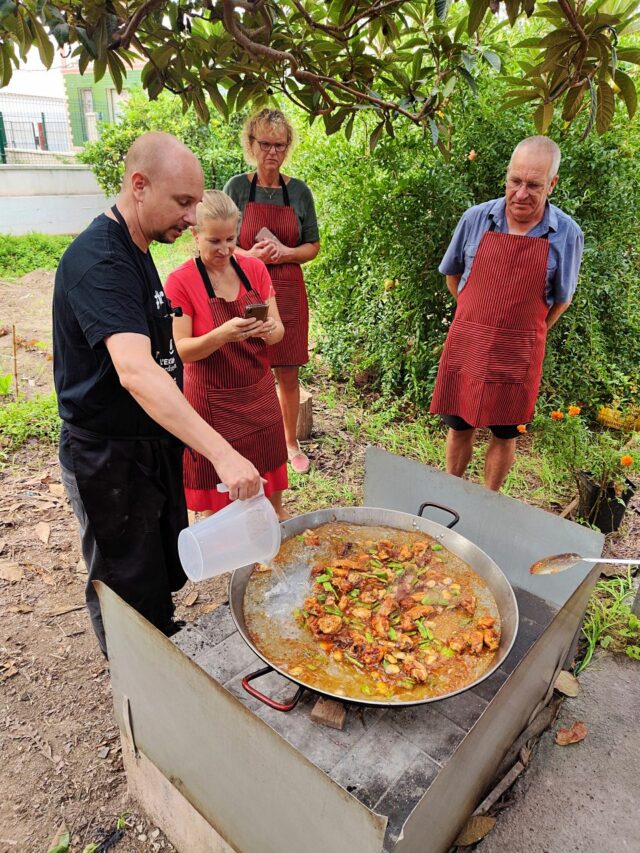 Eine exakte Menge Wasser wird aufgegossen (in die Paella Valenciana kommt niemals Suppe!, mahnt uns Miguel)