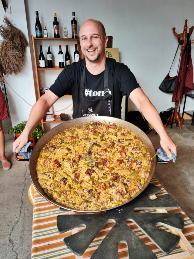 Unser Glanzstück wird an den Tisch gebracht: wir sind stolz auf unsere original Paella Valenciana 💗