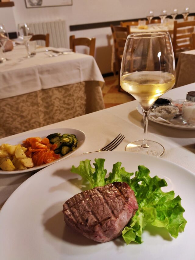 Meine Gastgeber empfehlen mir, den Abend im Restaurant Da Bepi zu verbringen und ich genieße die köstliche italienische Küche mit einem Gläschen ausgezeichnetem Wein.