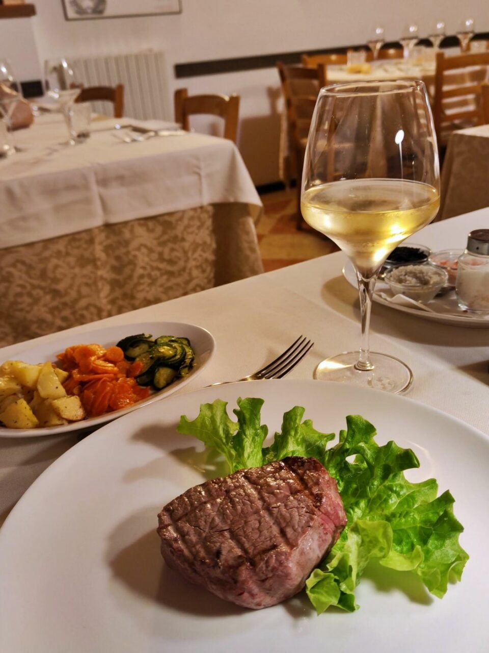 Zartes Steak mit italienischem Weißwein im Restaurant Da Pepi